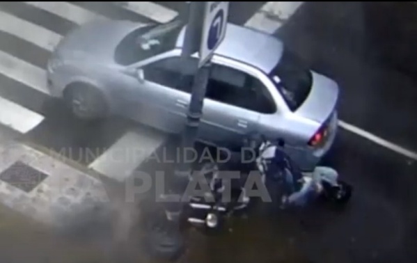 Iba en moto en pleno centro platense, choc&oacute; un auto estacionado y lo tuvieron que asistir