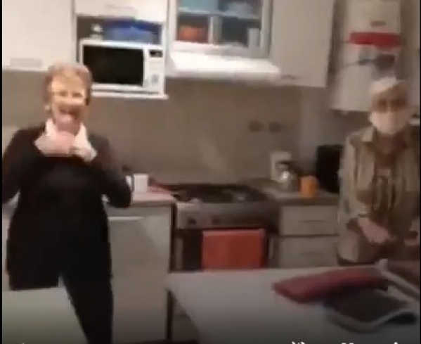 Abuelitas virales festejan su turno para la vacuna