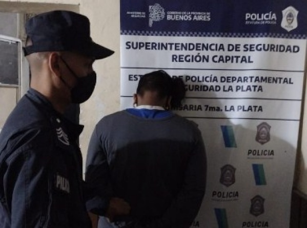 Rompi&oacute; autos y agredi&oacute; a los oficiales, pero fue detenido en La Plata