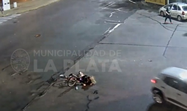 En un tremendo accidente, una mujer termin&oacute; en el piso con su bicicleta luego de que un auto la chocara en La Plata