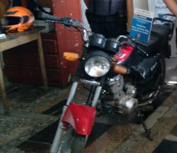 Lo detuvieron y descubrieron que circulaba en una moto robada en Avenida 44