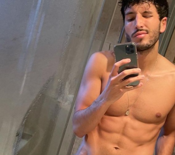 Sebastián Yatra se bajó la toalla... ¡y se le vio casi todo!