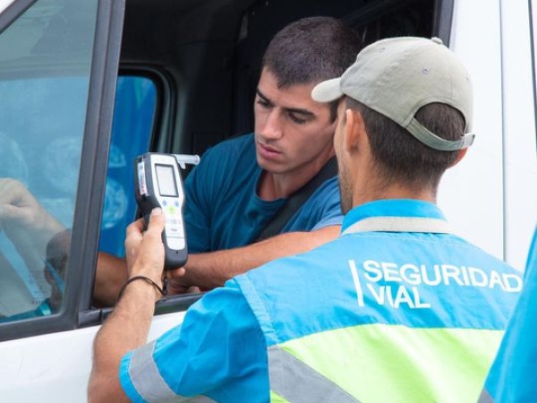 Un borracho dio positivo en el test de alcoholemia, le pegó a los policías y lo arrestaron en La Plata