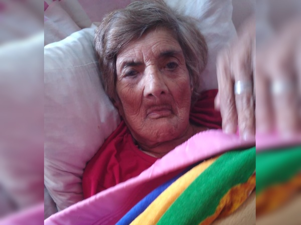 Cuida a su abuela que está muy enferma en La Plata y necesita de una silla de ruedas: "Estoy dispuesta a dar algo a cambio"