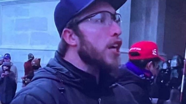 El curioso parecido de uno de los manifestantes del Capitolio con un reconocido futbolista