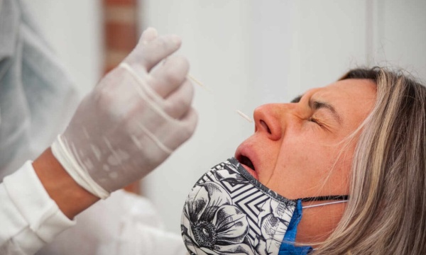 Suman nuevo síntoma a los casos sospechosos de coronavirus