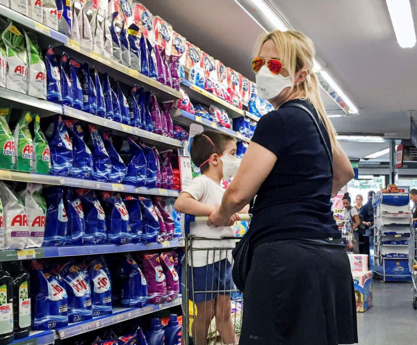 Las ventas en supermercados cayeron 2,2% interanual en octubre, pero en los mayoristas crecieron 4%