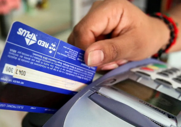 Se extiende hasta fines de marzo el reintegro del 15% en compras con tarjeta de débito