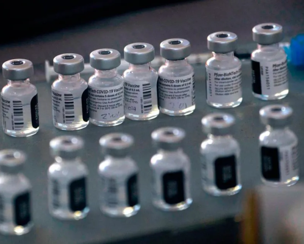 Un enfermero estadounidense dio positivo de COVID-19 una semana después de haberse aplicado la vacuna de Pfizer