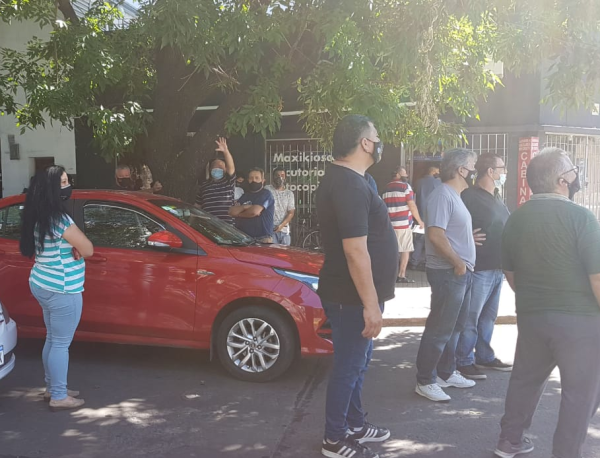 Los remiseros protestaron en La Plata y se reunirán con la Secretaria de Control Ciudadano para destrabar el conflicto