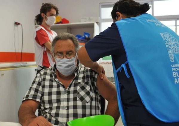 Ya se vacunaron contra el coronavirus más de 90 mil docentes y auxiliares bonaerenses