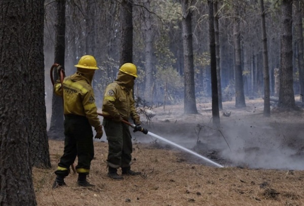 Un muerto y tres pobladores con quemaduras graves por el incendio en la comarca andina