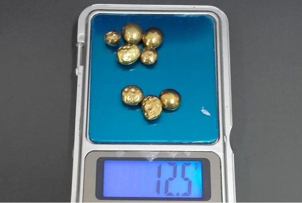 Estafaban a vecinos con pepitas de oro falsas