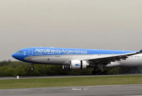 El avi&oacute;n de Aerol&iacute;neas Argentinas ya lleg&oacute; al pa&iacute;s con la tercera tanda de la vacuna Sputnik V