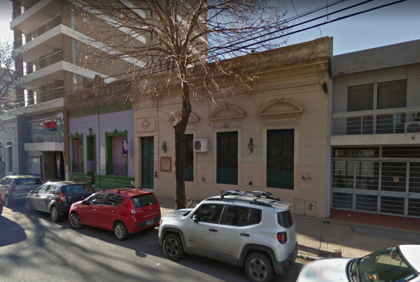 Una mujer murió al caer desde un octavo piso en el centro de La Plata