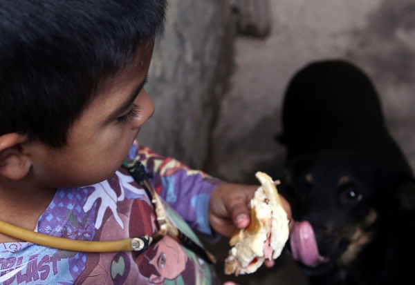Según el Indec, más de 8,3 millones de niños viven en la pobreza en la Argentina