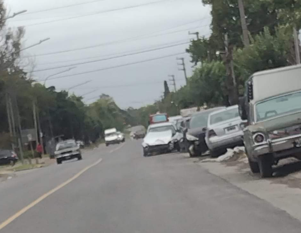 Vecinos reclaman que una comisaría de La Plata abandona autos en plena avenida: “Hay que esquivarlos; es un peligro”