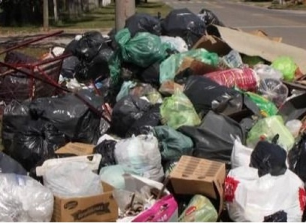 Quejas en Villa Castells por la falta de recolección de basura: “No pasan más”