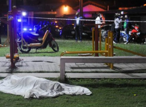 Asesinaron a balazos un hombre mientras jugaba con su hijo de 4 años en una plaza de Rosario