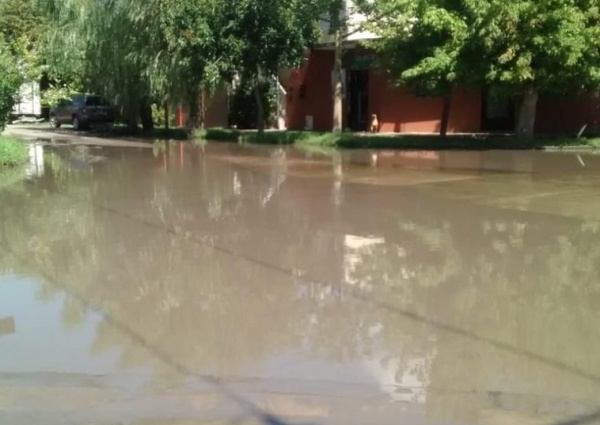Vecinos de Altos de San Lorenzo aseguran que conviven con una laguna permanente