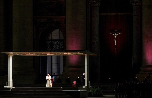 El Papa presidió en la Plaza San Pedro un Vía Crucis escrito por niños y jóvenes