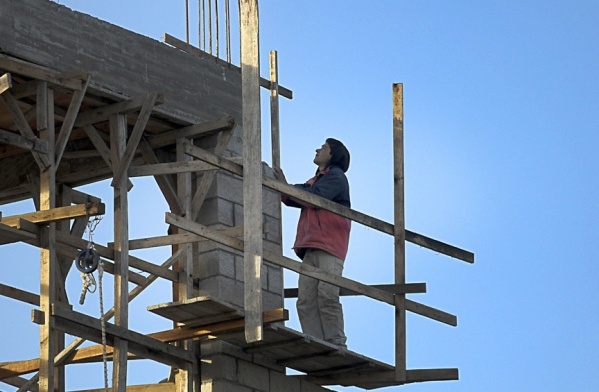 La actividad industrial subió 1,6% en febrero y la construcción 22,7% interanual