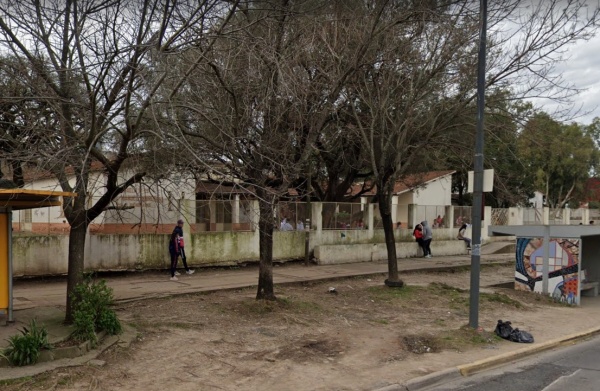 Detuvieron a un sujeto que merodeaba la zona de una escuela de Tolosa con una réplica de una pistola entre sus prendas