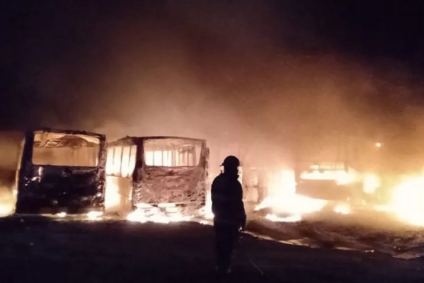 Un impresionante incendio en una terminal de Mendoza quemó 8 micros