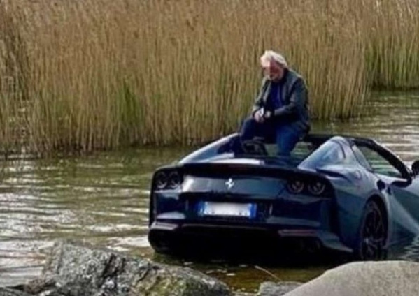 Dejó su Ferrari de 300 mil euros en una pendiente sin el freno de mano y se hundió en un lago