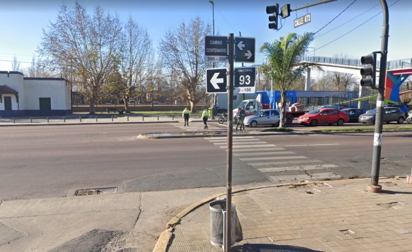 Se sacó la ropa, se arrojó arriba de su auto e intentó acosar a una mujer en City Bell