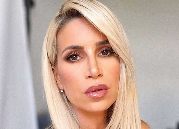 Florencia Peña posó desde la cama con lencería semitransparente de leopardo y encaje