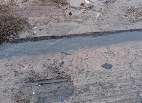 Una enorme pérdida de agua perjudica a vecinos de 58 y 145