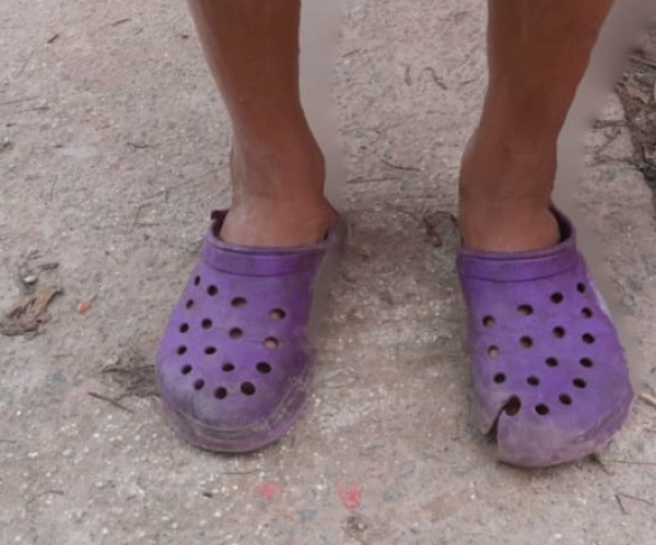 Cartonea con su mamá en La Plata y necesita zapatillas para ir a la escuela: "Solo tiene lo puesto"