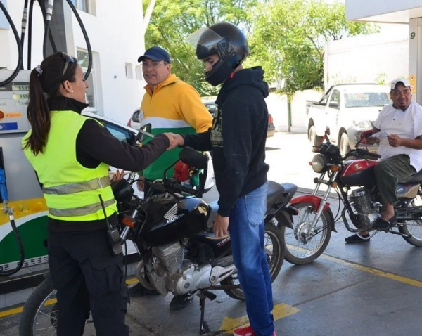 Las estaciones de servicio de La Plata se niegan a controlar las obleas de las motos: "No somos inspectores municipales"