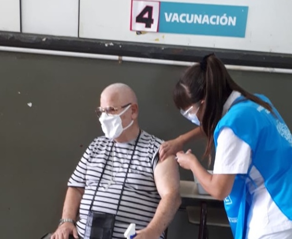 Carlos Pazienza, el primer platense mayor de 70 años en vacunarse contra el COVID-19: “Acabo de almorzar y me siento bárbaro"
