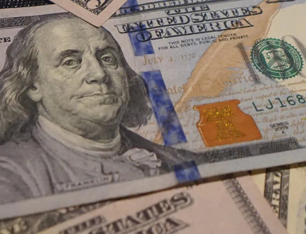 El dólar blue inicia la semana con una baja de $8 y se vende a $165