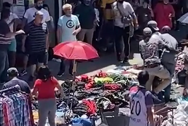 El video de la batalla campal entre comerciantes y manteros en Flores