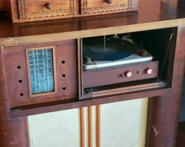 Un misionero escondió 60 mil dólares en una radio de colección y se los robaron