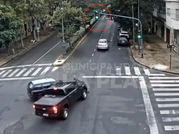 Un taxista pasó un semáforo en rojo en plena Avenida 44 y provocó un fuerte choque