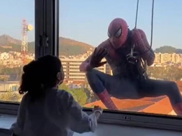 Es furor un "Spiderman" se cuelga en un hospital para alegrar a los niños enfermos