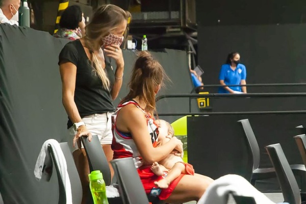 Jugadora y mamá, la imagen que conmovió al mundo