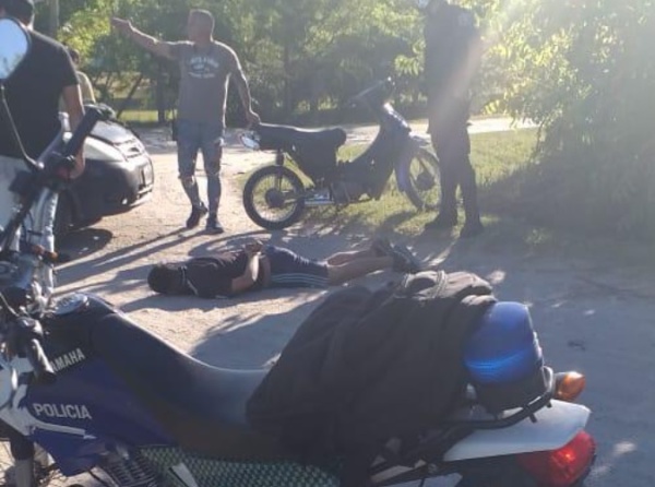 De Abasto a City Bell: Una pareja cayó al asfalto tras huir de un operativo con una moto robada