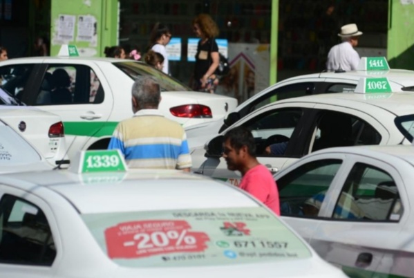 Taxistas platenses furiosos por la prohibición a la venta del GNC: "El 70% si no cargan gas no pueden trabajar"