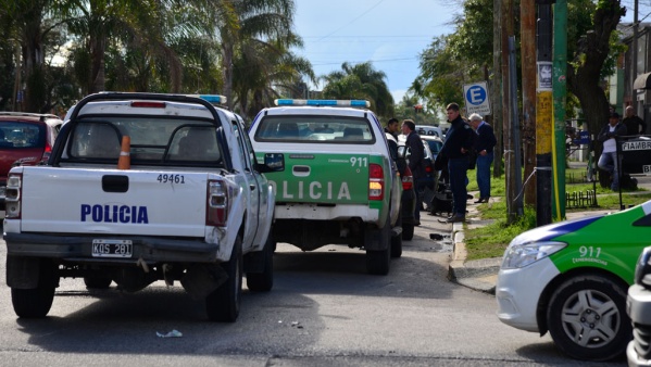 Asesinaron a un joven en Melchor Romero: estaba tendido en un descampado