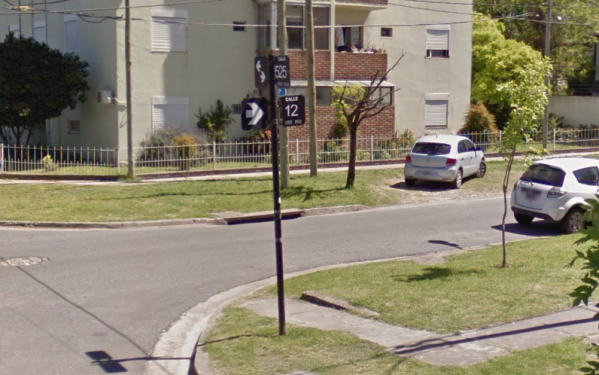 Una luminaria en Tolosa se rompió el 12 de marzo y todavía no la repararon