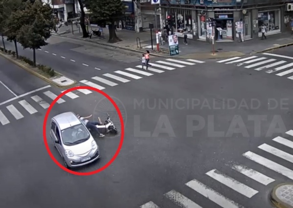 Una motociclista fue embestida en 7 y 54, y el conductor del auto huyó de la escena