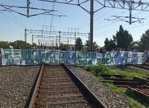 Vías cortadas y demoras en el Tren Roca por una protesta de despedidos durante el gobierno de Macri