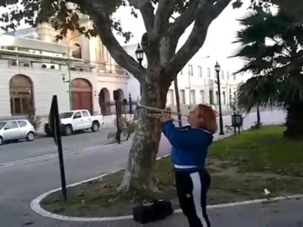 Su papá está internado por COVID y ella le toca su canción favorita con la trompeta: "Sé que él me escucha"