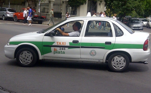 Mecheras robaron un comercio de Los Hornos y fueron sorprendidas mientras hu&iacute;an en taxi