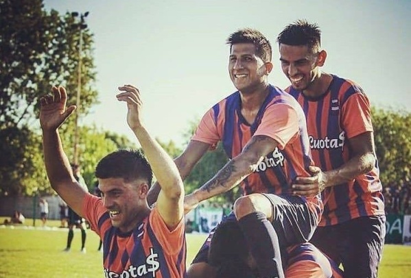 Gesto solidario entre clubes platenses de fútbol: Polideportivo Gonnet le donó botines a Unidos de Olmos